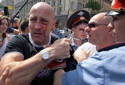 gayprotest-hungary-budapest-neonazis-2008.jpg